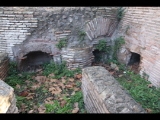 00429 ostia - regio ii - insula ii - terme dei cisiarii (ii,ii,3) - westseite von raum (5, b) - detail - 01-2024.jpg